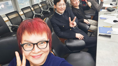 음저협 회장선거가 곧 치루어진다 오랫동안 활동을 왕성하게 해온 코러스의 여왕 김현아는 이미 아는 듯