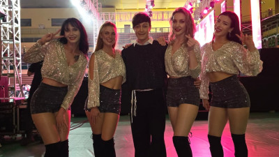 우크라이나에서 한국으로 귀화해서 활동하고 있다 가수 레오 떳다하면 미녀 백댄서 동반 무대 최고