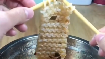 뜨거울 때 뜨게질 해서 목에 두를수 있는 라면 목도리