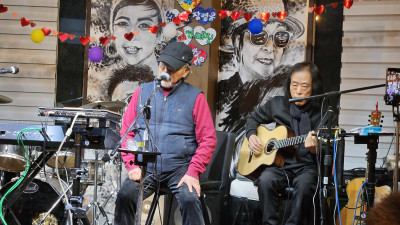 장해진의 그리움 라이브카페 에서 2025 송년 음악회에 모인 가수들