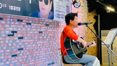 가수 최성우 가을 콘서트가 동두천 두드림 뮤직센터에서 열려 관람객 선두 자리 차지로